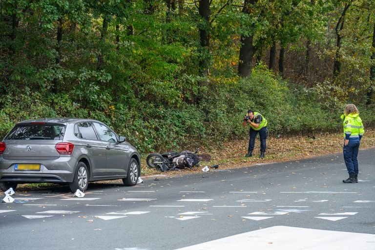 De scooterrijder raakte ernstig gewond (Foto: Tom van der Put/Persbureau Heitink.).
