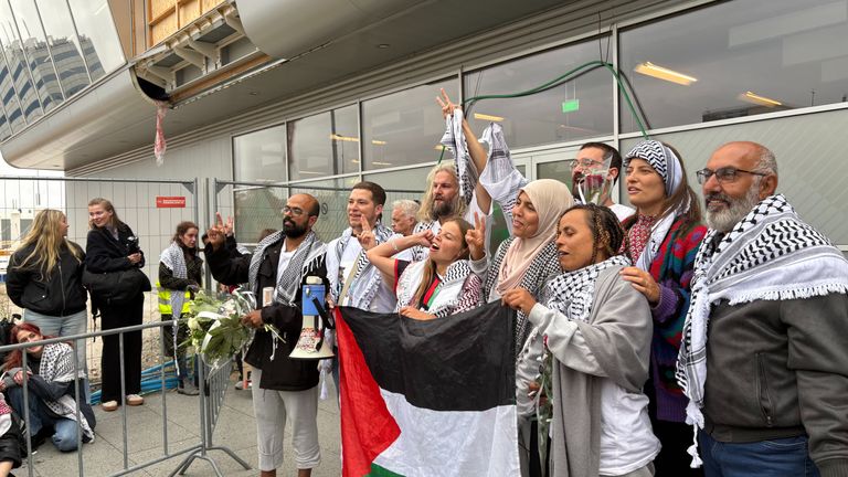 Ammar en een hoop andere activisten zijn opgelucht om thuis te zijn (foto: Omroep Brabant).