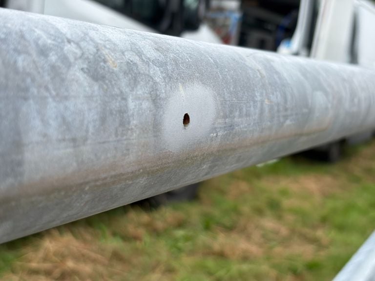 In de vangrail zitten kleine gaatjes (foto: Raymond Merkx).