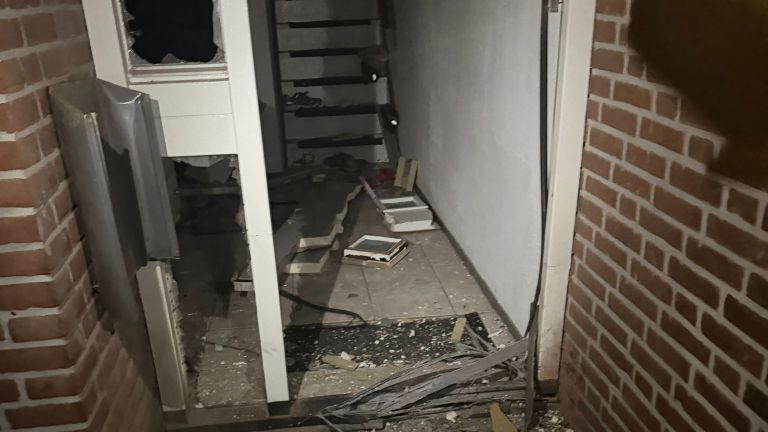 De voordeur is eruit geblazen.