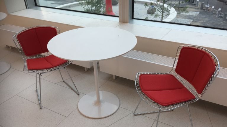 Stoeltjes en tafel in de wandelgangen net zoals die van de onderhandelingen (foto: Willem-Jan Joachems)