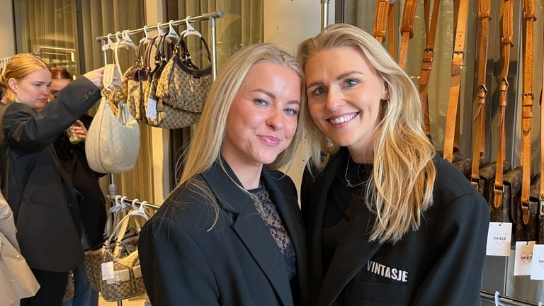 Vintasje Cilla en Bo bij de pop-up store (foto: Floortje Steigenga)