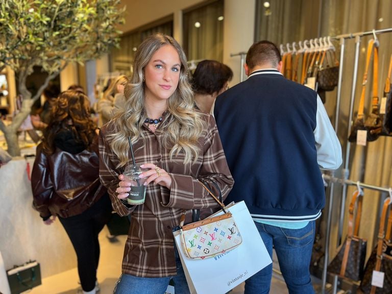 Frederique helemaal trendy met een matcha in de hand, Chanel om de hals en designertassen om de arm (foto: Floortje Steigenga) .