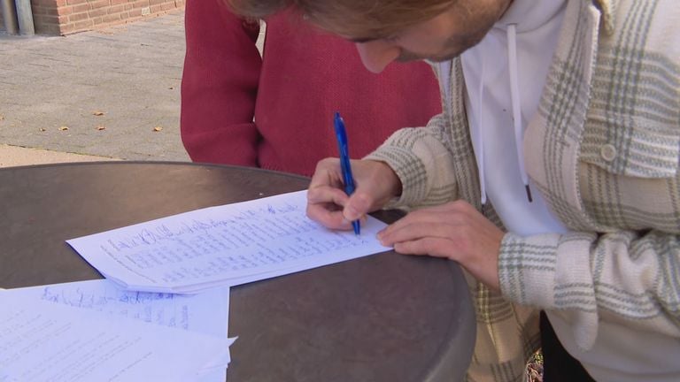 Klanten zetten hun handtekening tegen het vertrek van de visboer (foto: Omroep Brabant)