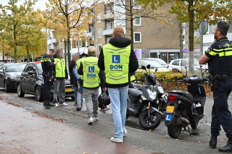 De scooterrijders waren bezig met een les (foto: Persbureau Heitink)