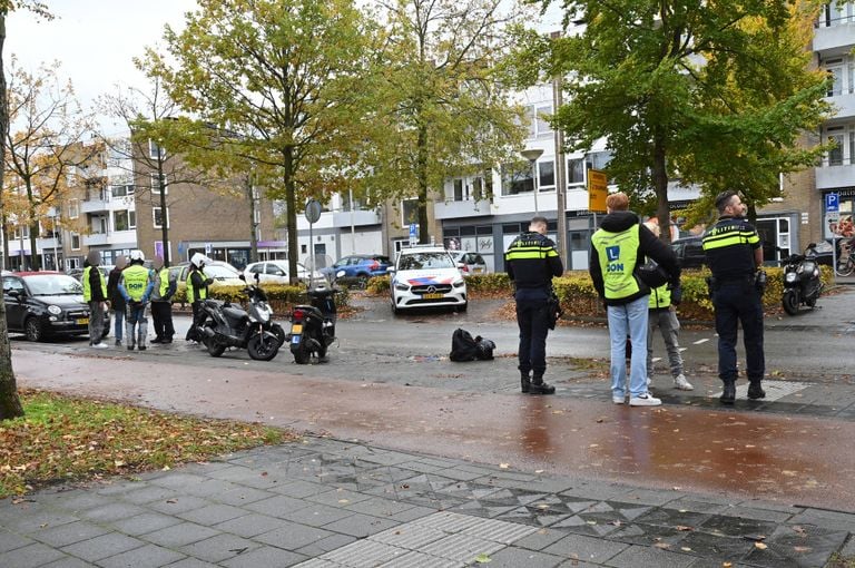 Olie op het wegdek veroorzaakte een valpartij van scooterinstructeur en leerling (foto:Persbureau Heitink)