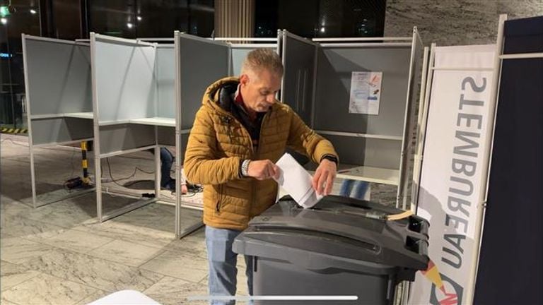 Nico Sluijk bracht op station Breda de eerste stem uit (foto: Eva de Schipper).