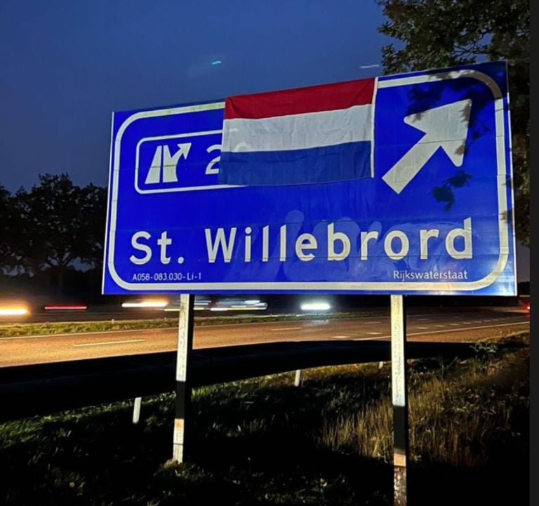 De vlag hing er hier al vroeg (foto: Operatie Hijs de Vlag NL Instagram).