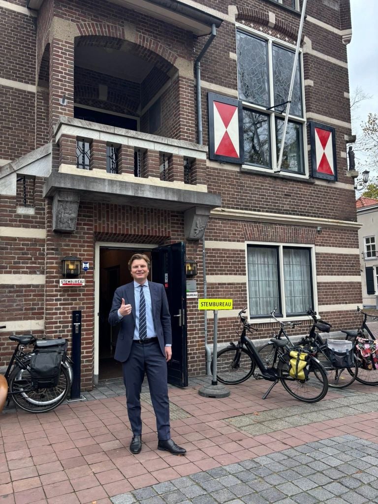Vol trots staat de minister uit Oisterwijk voor het stembureau (foto: Facebook Ruben Brekelmans).