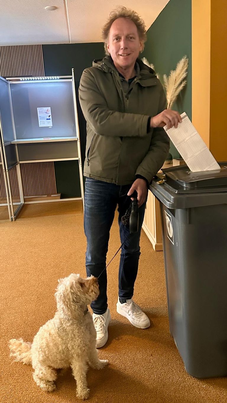 Jan neemt zijn hondje Taxi mee naar het stemlokaal (foto: Jan Peels).