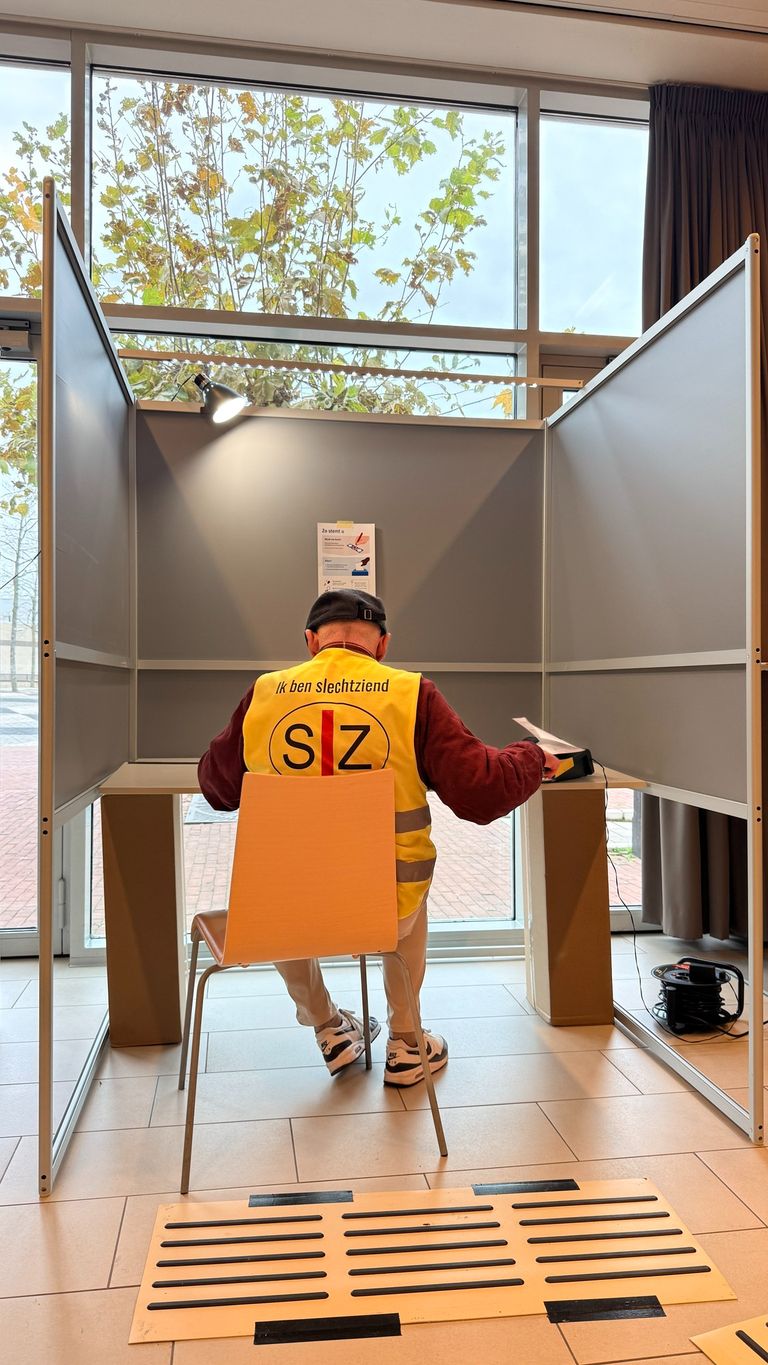 Deze meneer kan ook met verminderd zicht stemmen (foto: Facebook Gemeente Helmond).