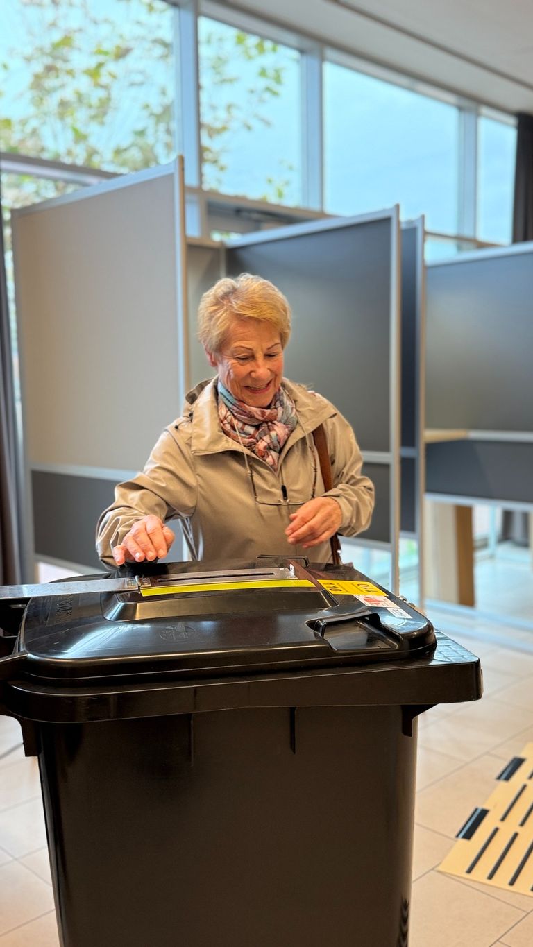 Met een grote lach brengt deze vrouw haar stem uit (foto: Gemeente Helmond).