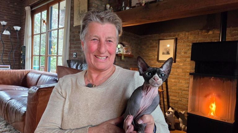 Jeanne van Kilsdonk en haar naaktkat Ocdjat Osiris (foto: Noël van Hooft / Omroep Brabant)