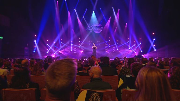 De winnares van vorig jaar zingt haar nummer om de avond te openen.