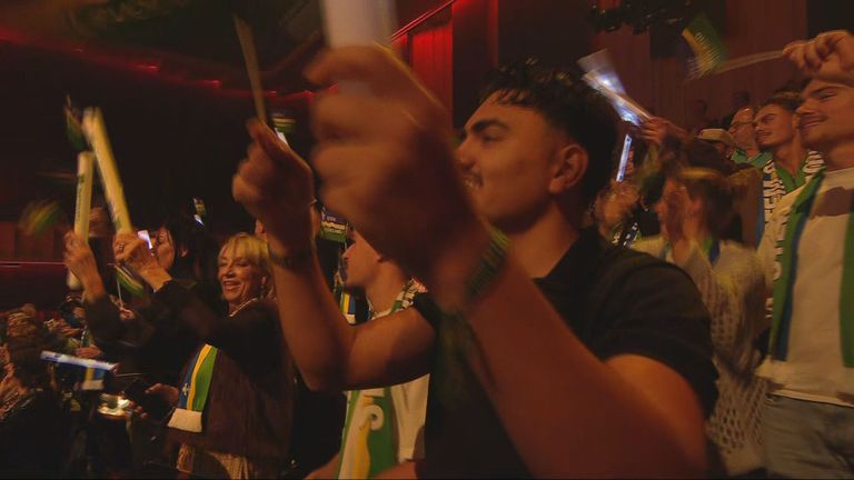 De zaal gaat los bij Flevoland.