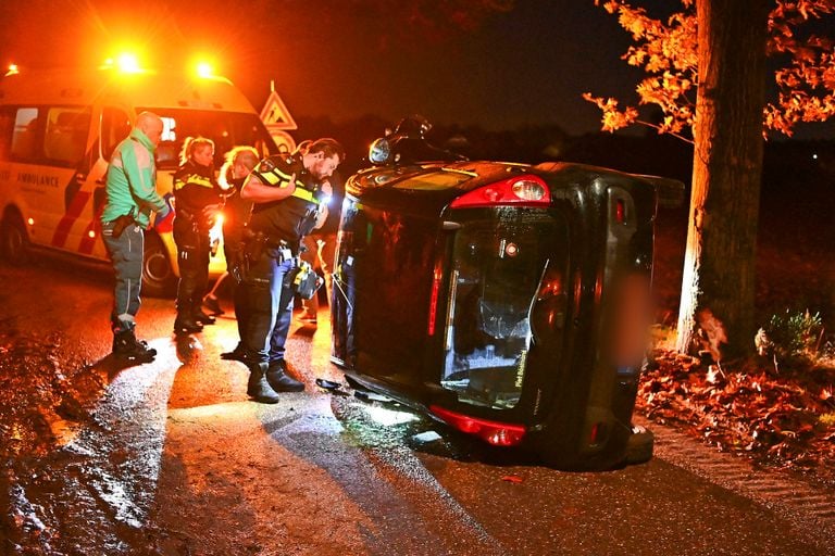 De auto in Riethoven eindigde op zijn kant (foto: Rico Vogels/Persbureau Heitink).