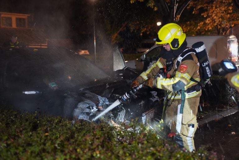 De brandweer bluste de auto in Kaatsheuvel (foto: Erik Haverhals/Persbureau Heitink).