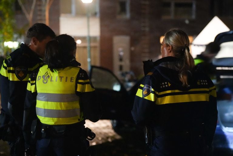 De politie onderzoekt of er in Kaatsheuvel sprake is van brandstichting (foto: Erik Haverhals/Persbureau Heitink).