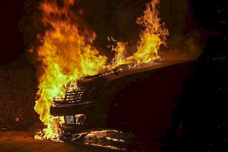 De vlammen sloegen uit de auto in Kaatsheuvel (foto: Erik Haverhals/Persbureau Heitink).