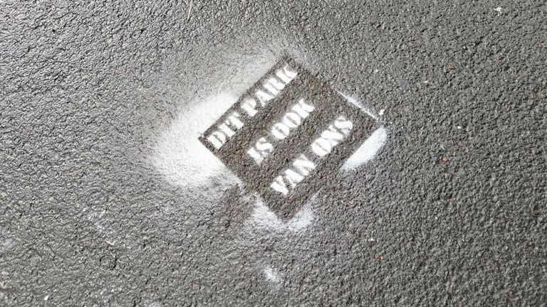 De krijtactie van de Dolle Mina's in Breda (foto: Dolle Mina's). 