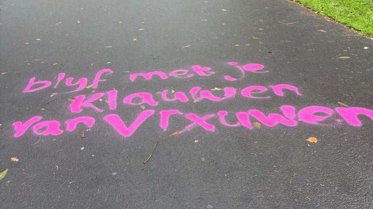 Een leus die in het stadspark Valkenberg werd gespoten (foto: Dolle Mina's).