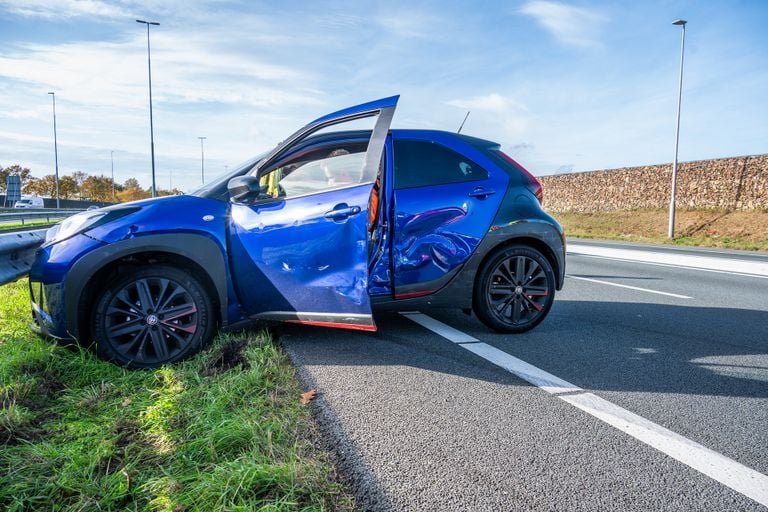 Auto is beschadigd na ongeval op A58 (foto: Tom van der Put/Persbureau Heitink). 