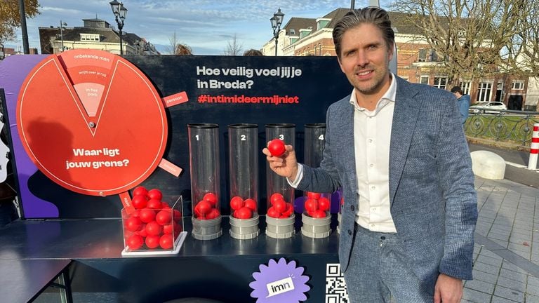 Wethouder Förster bij de speciale bakfiets (foto: Ronald Sträter).