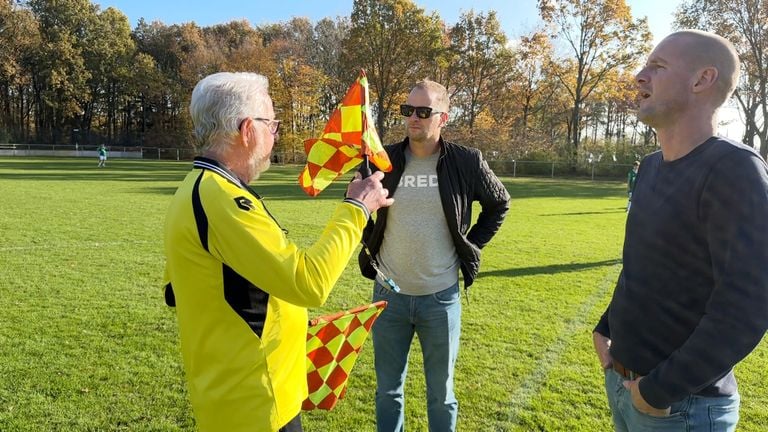 Scheidsrechter Herman instrueert de grensrechters (foto: Ronald Sträter).