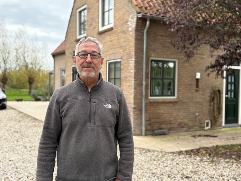 Johan de Bruijn voor zijn huis (foto: Omroep Brabant).