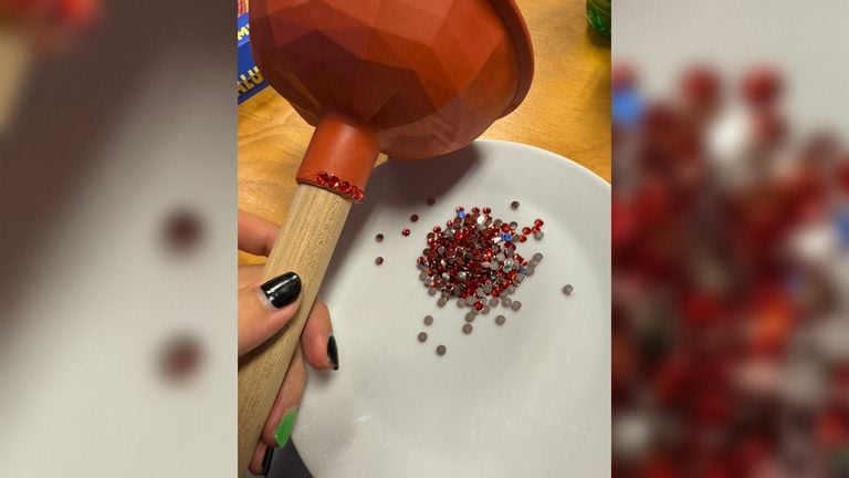 De laatste voorbereidingen voor het songfestival. (foto: privéarchief Emily)