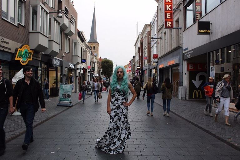 Emily voor het kunstproject voor haar studie in Breda. (foto: privéarchief Emily)