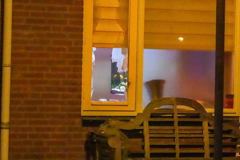 Een raam is gesprongen door de explosie (Foto: Harrie Grijseels / Persbureau Heitink.)