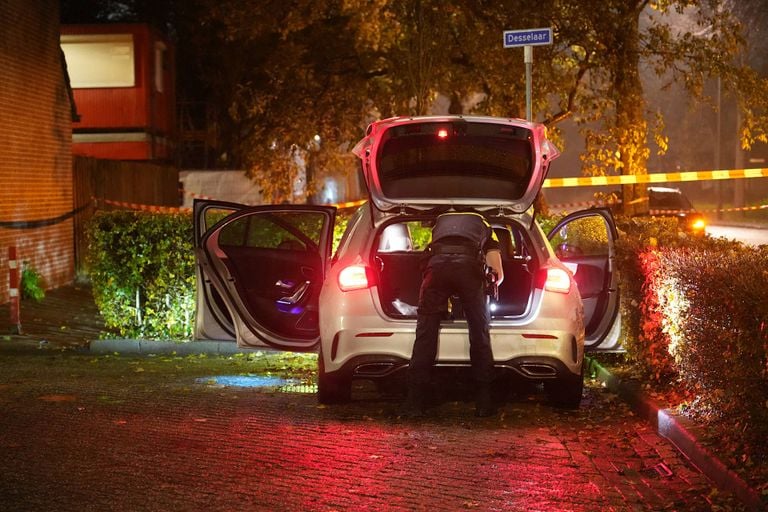 Onderzoek bij auto (foto: Jeroen Stuve / Persbureau Heitink).