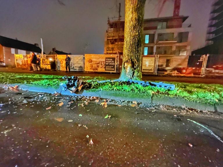 De auto botste frontaal op de boom in de Burgemeester Van Hoofflaan in Veldhoven (foto: Rico Vogels/Persbureau Heitink).