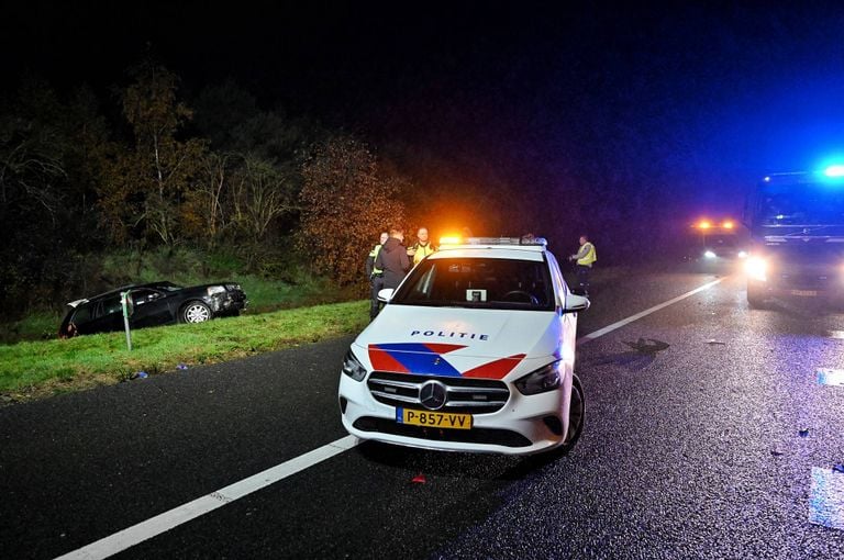 De politie doet onderzoek op de A58 bij Tilburg (foto: Toby de Kort/Persbureau Heitink).