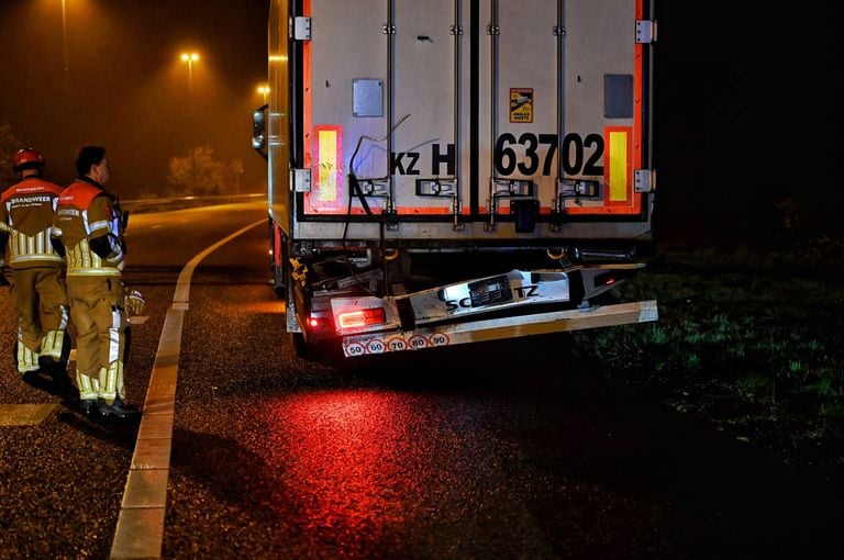 Bij het eerste ongeluk op de A58 was ook een vrachtwagen betrokken (foto: Toby de Kort/Persbureau Heitink).