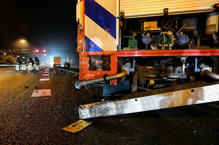 Een automobilist negeerde de rode kruizen boven de A58 en ramde een stilstaande brandweerwagen (foto: Toby de Kort/Persbureau Heitink).
