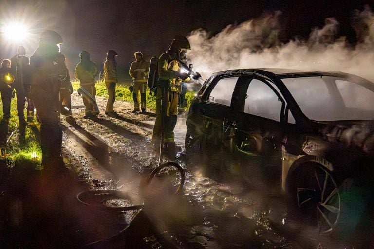 Er bleef weinig over van de auto (Foto: Harrie Grijseels/Persbureau Heitink).
