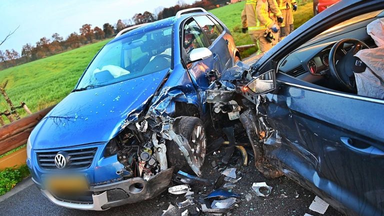 De twee beschadigde auto's (foto: Rico Vogels/Persbureau Heitink).