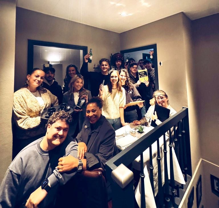 Het team maakte een ludieke groepfoto na de commotie (foto: restaurant Al Dente).