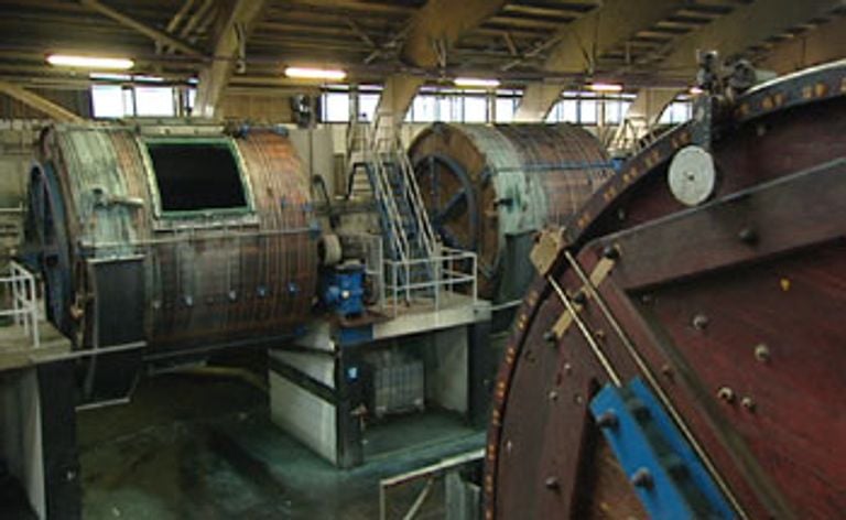 Machines in de fabriek van Ecco voor de brand (foto: Omroep Brabant).