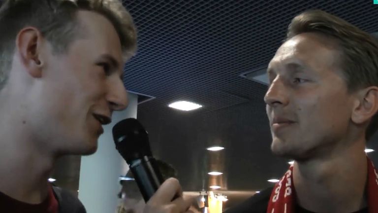 En zo sta je ineens oog in oog met Luuk de Jong (beeld: YouTube)