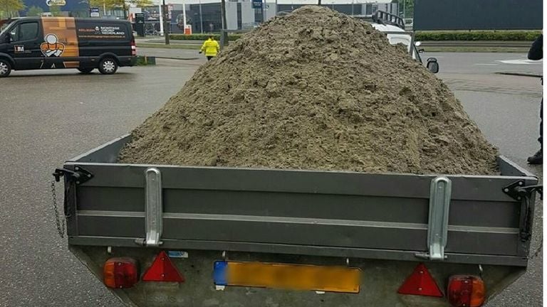 Deze aanhanger met zand was 98 procent te zwaar (foto: Politie Team Verkeer Oost-Brabant).