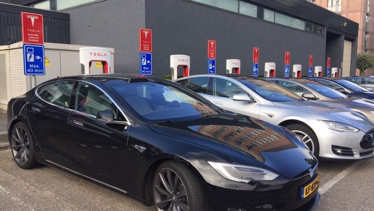Tesla's aan de snelladers (foto: René van Hoof).