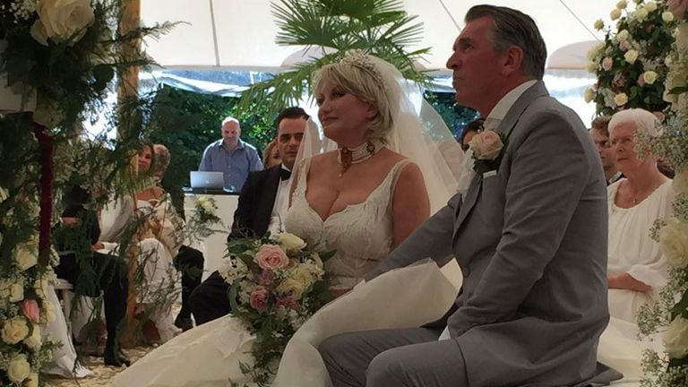 De modediva trouwde in een extravagante jurk (Foto: Jacqueline Hermans).