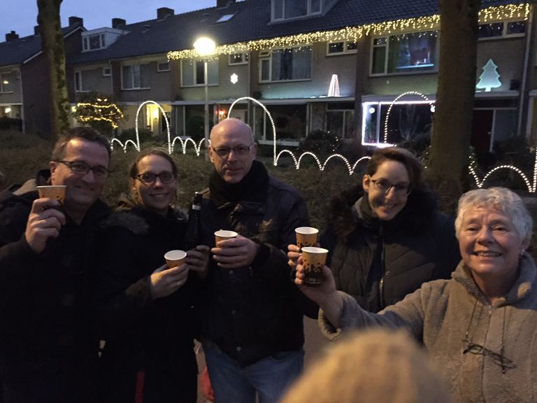 Erik (midden) en zijn buren van de Rode Kruislaan organiseren elk jaar een nieuwe kerstshow.