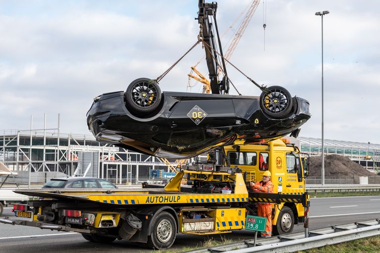 Ferrari vliegt uit bocht op A58