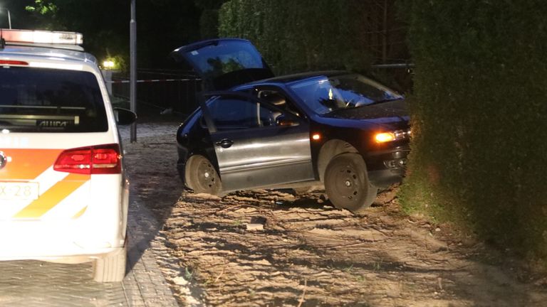 Politie bij een auto die betrokken was bij de verkeersruzie. Foto: Gabor Heeres/SQ Vision Mediaprodukties