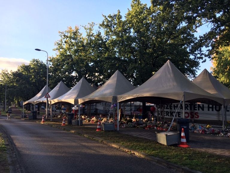 Negen tenten staan er bij de spoorwegovergang in Oss om alle bloemen en knuffels te beschermen. ( Foto: Jos Verkuilen)