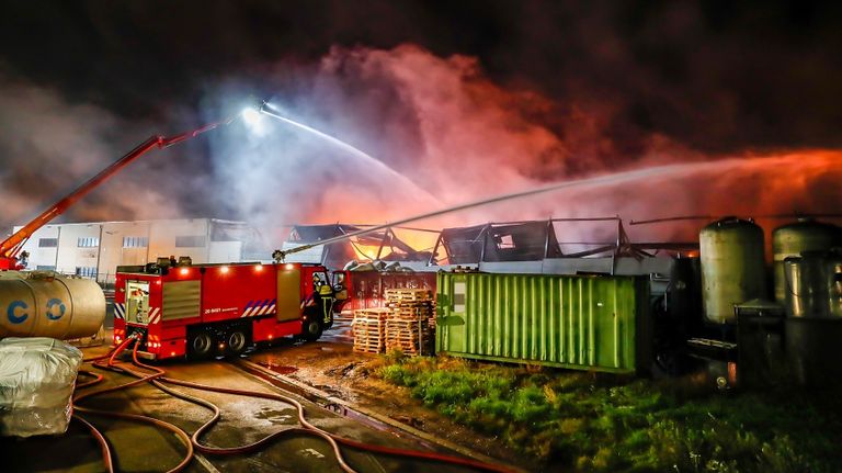 Bestrijding van de brand bij TUF Recycling (foto: Marcel van Dorst/SQ Vision).